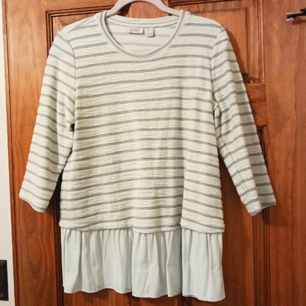 A286958 LOGO by Lori Goldstein Striped Boucle Top w/Crinkle Gauze Hem Small Grey